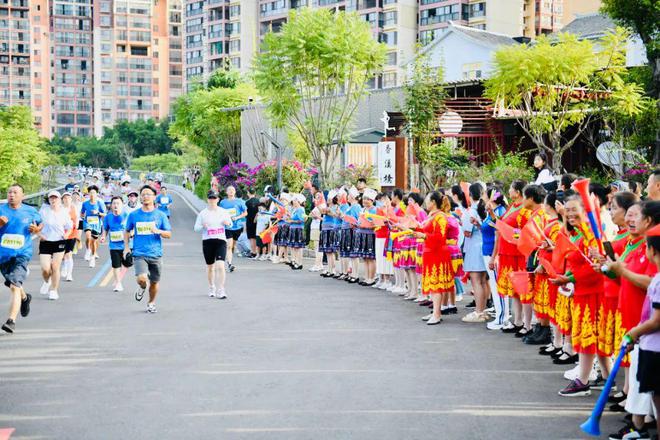 央视关注丨CCTV-5报道2024万峰林半8868体育官方网站程马拉松赛道尽显自然美景和人文底蕴(图6)