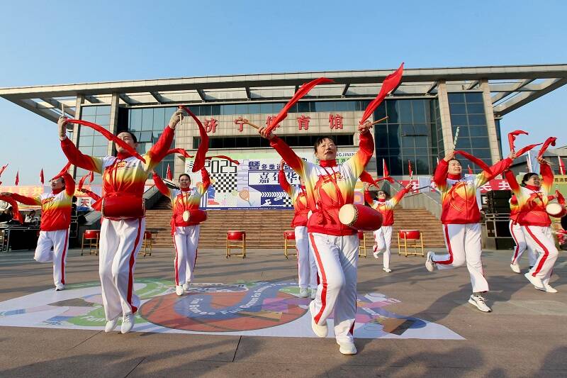 冬日燃情 乐动济宁 2025济宁体育消费季暨冰雪嘉年华炫彩启航(图3)